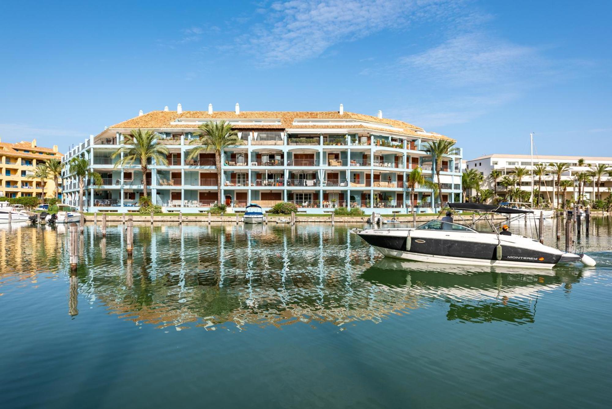 Apartment Seaside Retreat With Pool Sotogrande
